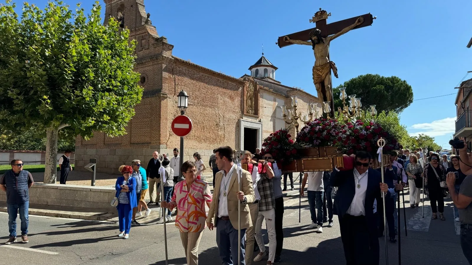 Foto 4 - El Santo Cristo de la Agon&iacute;a recibe cari&ntilde;o y devoci&oacute;n en su vuelta a las calles para celebrar su tradicional fiesta