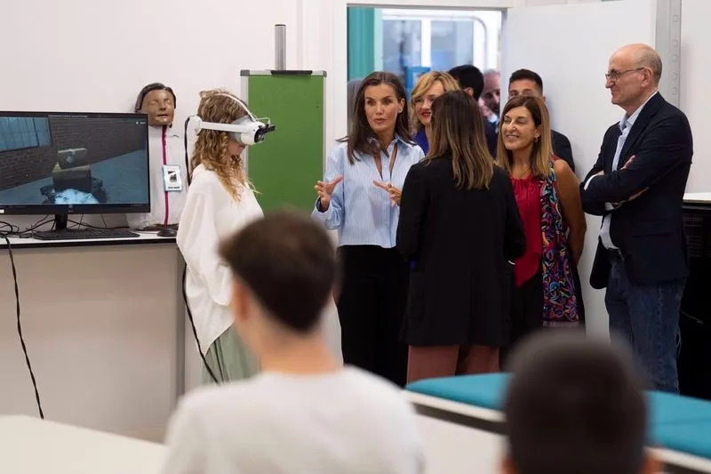 La Reina Letizia durante el acto de apertura del Curso de Formación Profesional 2024/2025, en el IES Doctor José Zapatero Domínguez, a 18 de septiembre de 2024, en Castro-Urdiales - JUANMA SERRANO / EUROPA PRESS