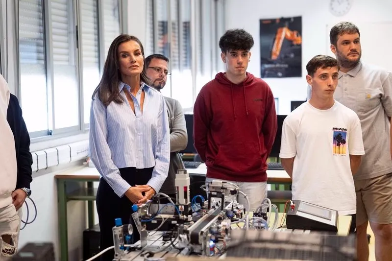 La Reina Letizia durante el acto de apertura del Curso de Formación Profesional 2024/2025, en el IES Doctor José Zapatero Domínguez, a 18 de septiembre de 2024, en Castro-Urdiales - JUANMA SERRANO / EUROPA PRESS
