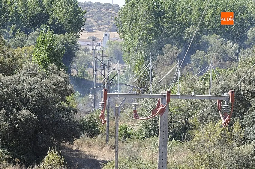 Foto 3 - La rotura de unos cables de alta tensi&oacute;n provoca un incendio forestal en Sanjuanejo