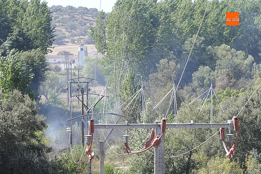 Foto 5 - La rotura de unos cables de alta tensi&oacute;n provoca un incendio forestal en Sanjuanejo