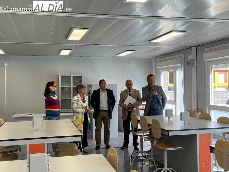 Eloy Ruiz, Pedro Samuel Martín, Ángel Morín, Esther Sánchez y Noemí Fernández durante su visita en el CEIP Pablo Picasso de Carbajosa de la Sagrada. Fotos: Miguel González