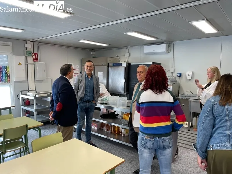 Eloy Ruiz, Pedro Samuel Martín, Ángel Morín, Esther Sánchez y Noemí Fernández durante su visita en el CEIP Pablo Picasso de Carbajosa de la Sagrada. Fotos: Miguel González