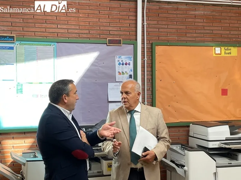 Eloy Ruiz, Pedro Samuel Martín, Ángel Morín, Esther Sánchez y Noemí Fernández durante su visita en el CEIP Pablo Picasso de Carbajosa de la Sagrada. Fotos: Miguel González