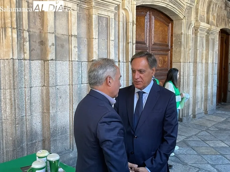 Carlos García Carbayo y Ángel Losada en la cuestación organizada por AECC. Fotos: Miguel González