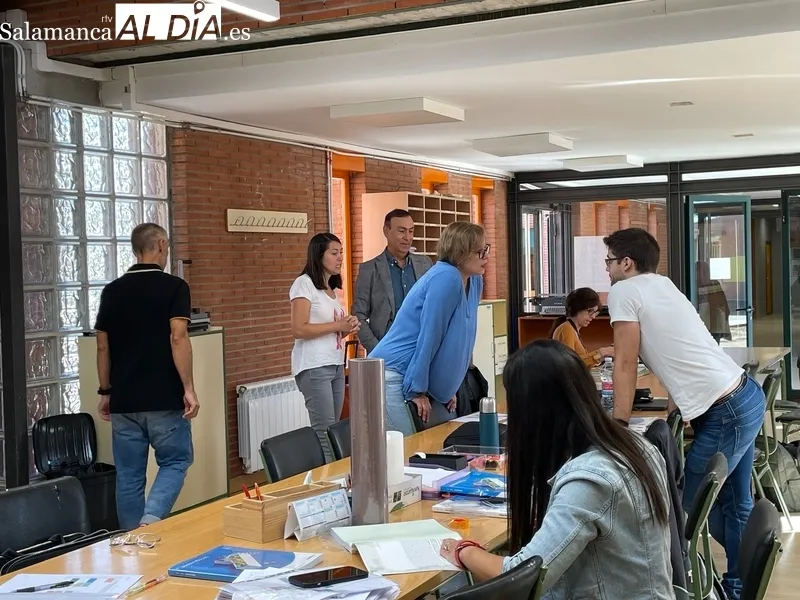 Eloy Ruiz, Pedro Samuel Martín, Ángel Morín, Esther Sánchez y Noemí Fernández durante su visita en el CEIP Pablo Picasso de Carbajosa de la Sagrada. Fotos: Miguel González