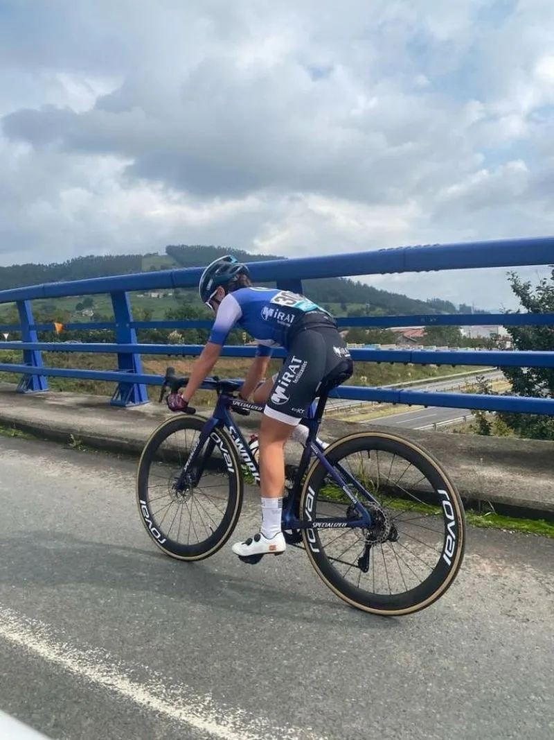 Vega Iglesias y Aitana Serrano, de Salamanca es Ciclismo, han competido este fin de semana en tierras cántabras