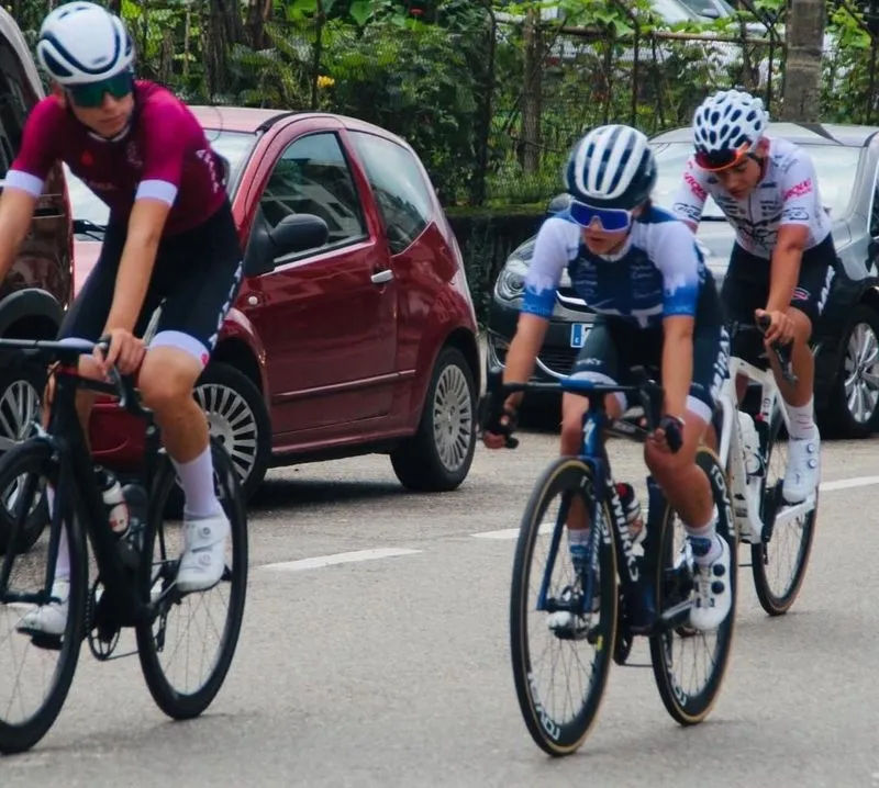 Vega Iglesias y Aitana Serrano, de Salamanca es Ciclismo, han competido este fin de semana en tierras cántabras