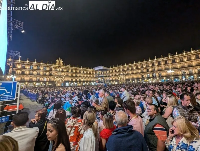 La Plaza Mayor con el aforo completo en el concierto de Camela. Foto de David Sañudo