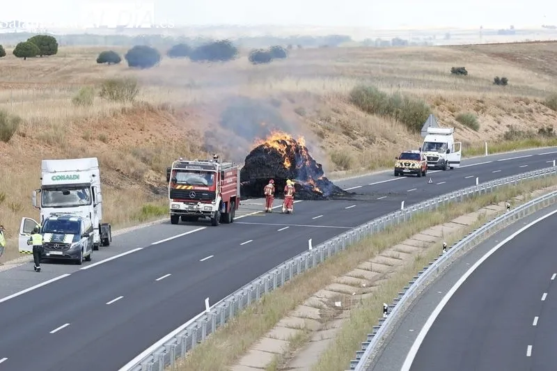Calcinado un camión de paja tras incendiarse en la A-50   | FOTOS: David Sañudo 