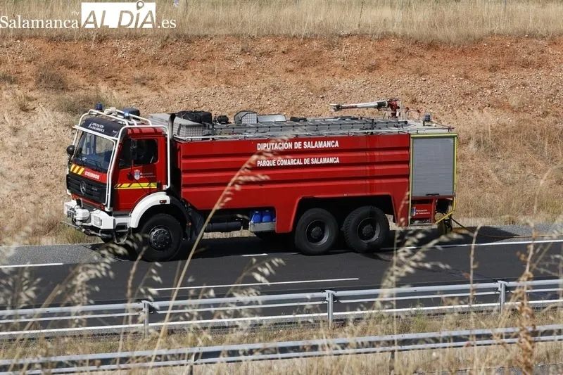 Calcinado un camión de paja tras incendiarse en la A-50   | FOTOS: David Sañudo 