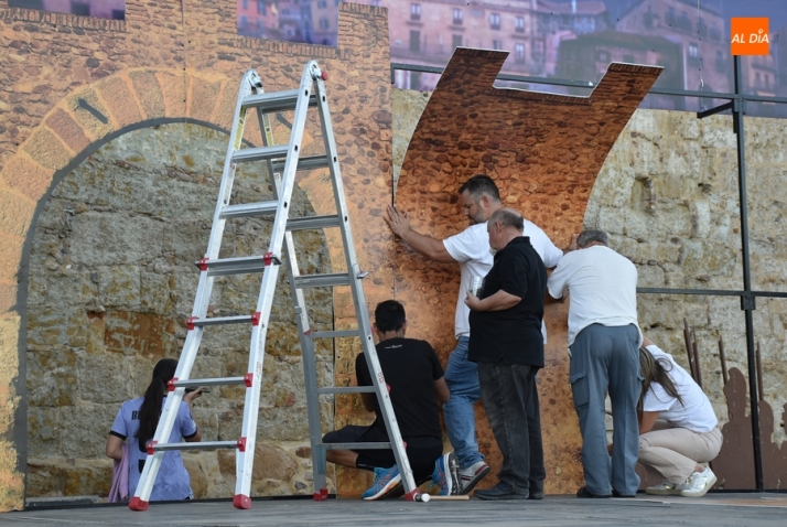 Carrusel de preparativos por el centro histórico para la inminente Feria Medieval