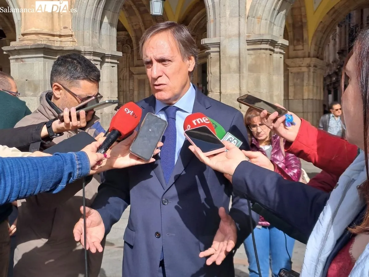 La Plaza Mayor de Salamanca acogía un minuto de silencio por las víctimas de la catástrofe de la DANA en la Comunidad Valenciana y Castilla-La Mancha. Foto de Víctor Jiménez