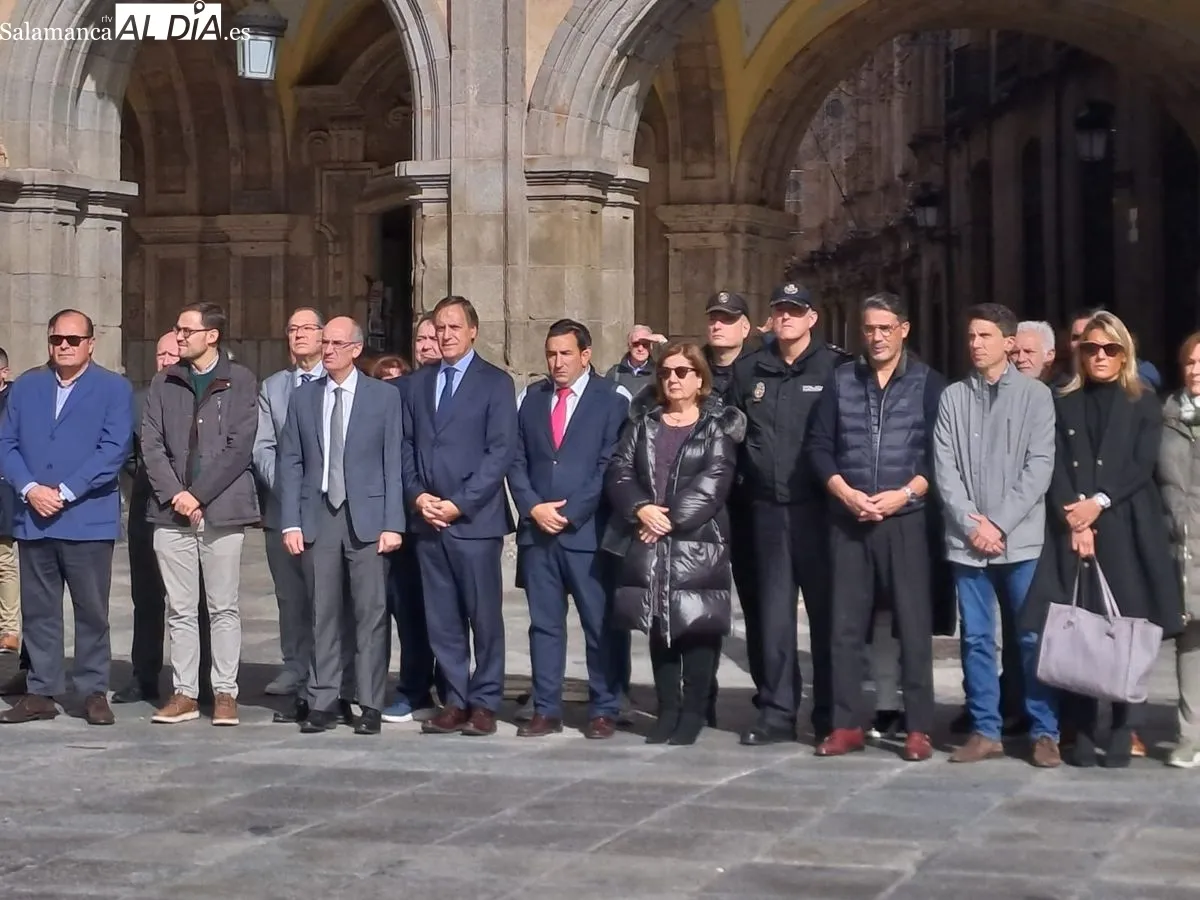 La Plaza Mayor de Salamanca acogía un minuto de silencio por las víctimas de la catástrofe de la DANA en la Comunidad Valenciana y Castilla-La Mancha. Foto de Víctor Jiménez