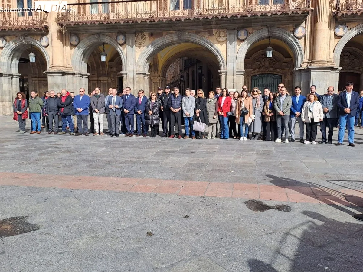La Plaza Mayor de Salamanca acogía un minuto de silencio por las víctimas de la catástrofe de la DANA en la Comunidad Valenciana y Castilla-La Mancha. Foto de Víctor Jiménez