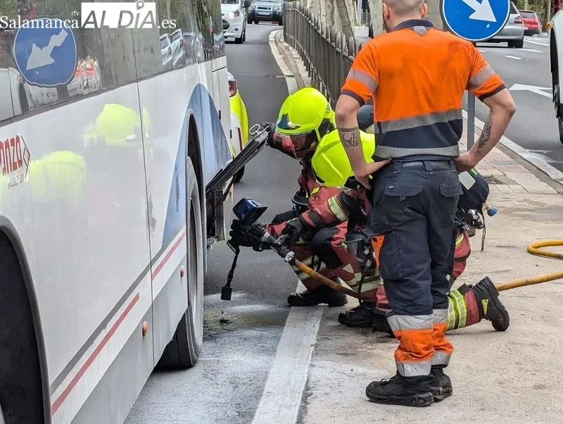 Intervención de los Bomberos en el paseo de San Vicente por el incendio de un autobús. Foto de David Sañudo
