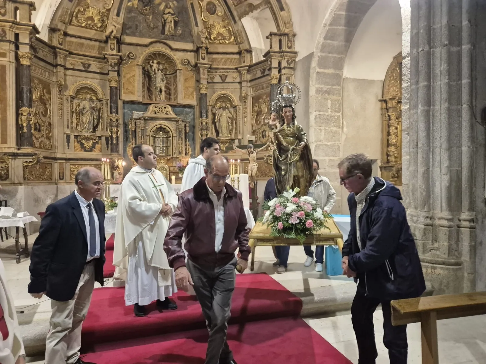 Foto 2 - La lluvia no puede con la devoci&oacute;n a la Virgen del Rosario en Mancera de Abajo, haciendo masiva la despedida de sus fiestas chicas