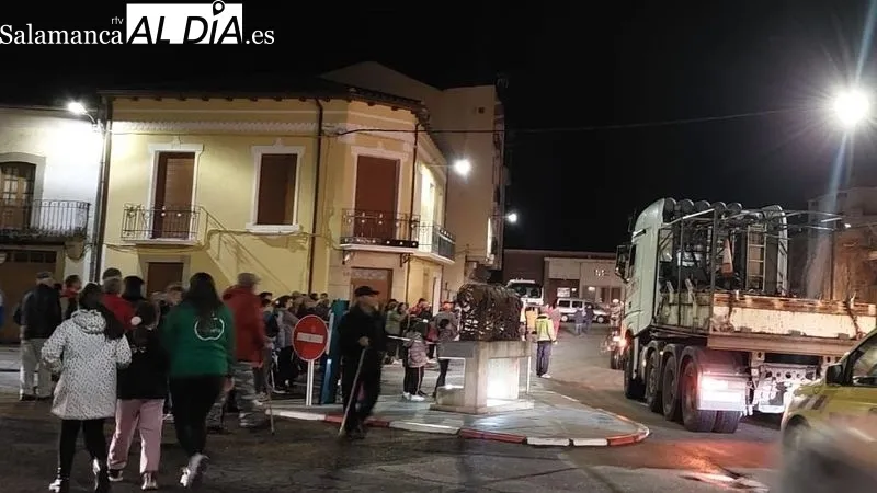 Foto 3 - Un convoy de m&aacute;s de 50 metros causa gran expectaci&oacute;n a su paso por pleno centro de Lumbrales