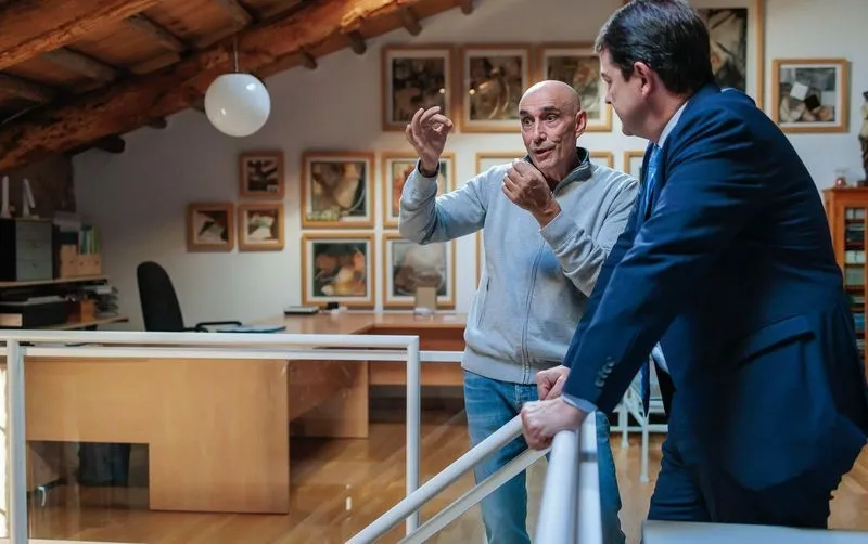 El presidente de la Junta, Alfonso Fernández Mañueco, con el artista Florencio Maíllo, en su taller de Encinas de Abajo