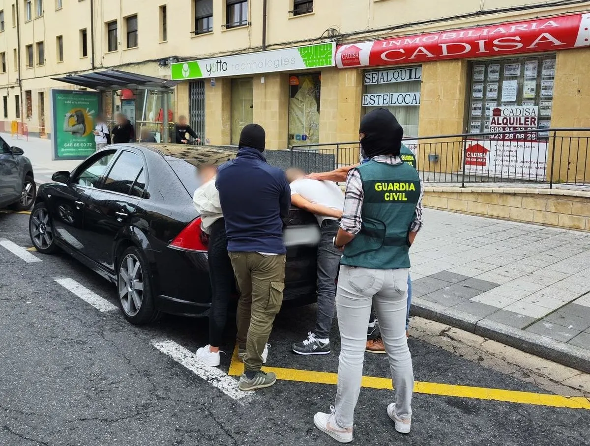 Detención de los dos autores albaneses de 29 delitos en varias urbanizaciones de la provincia, incluyendo Carrascal de Bárregas, Santa Marta de Tormes y Carbajosa de la Sagrada. Foto G. Civil