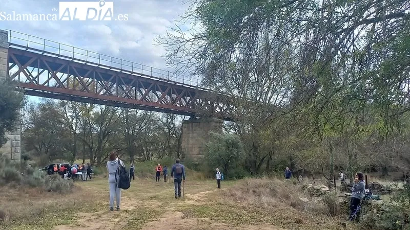 Foto 4 - La ruta 'Puente de Hierro de Lumbrales' muestra a los senderistas el patrimonio de la villa