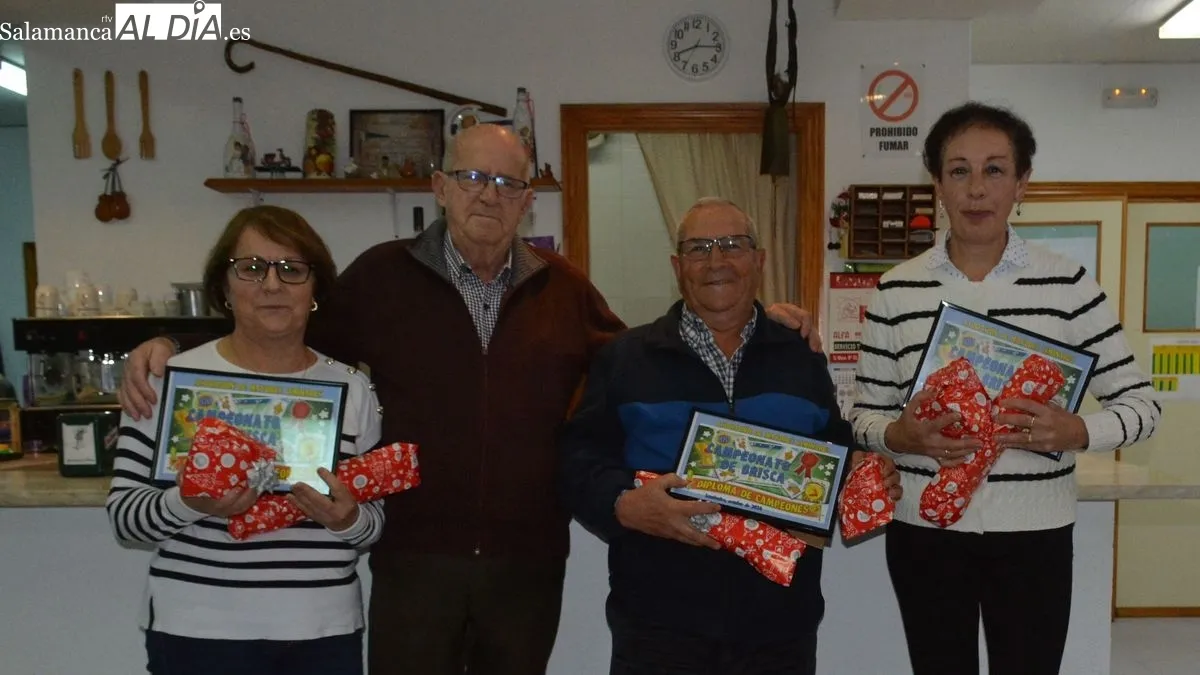 Foto 2 - Las mujeres triunfan en el XXI Campeonato de Brisca del hogar del jubilado de Lumbrales