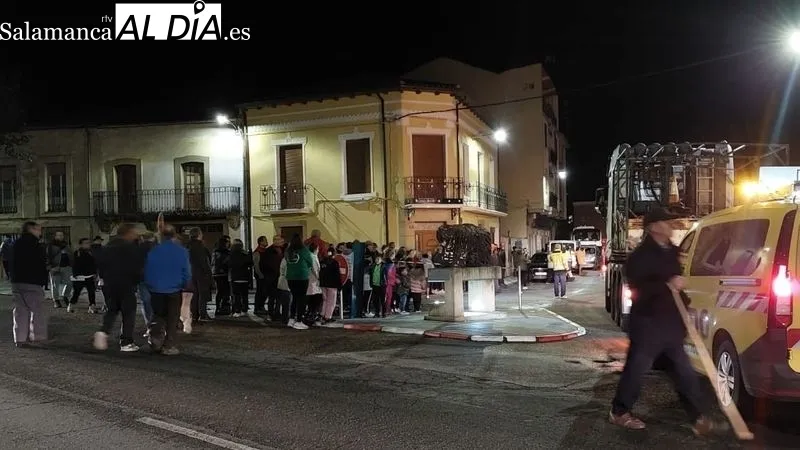 Foto 2 - Un convoy de m&aacute;s de 50 metros causa gran expectaci&oacute;n a su paso por pleno centro de Lumbrales