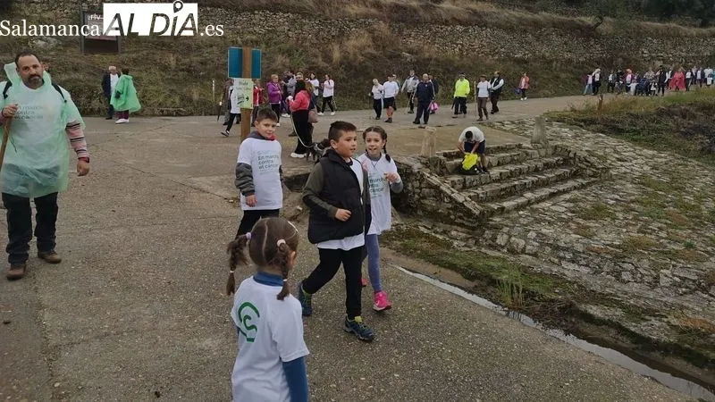 Foto 2 - La Fregeneda se pone 'en marcha contra el c&aacute;ncer' con una gran participaci&oacute;n vecinal
