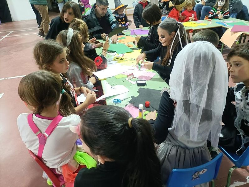 Las familias del colegio Antonio Machado disfrutan de una tarde de Halloween terrorífica