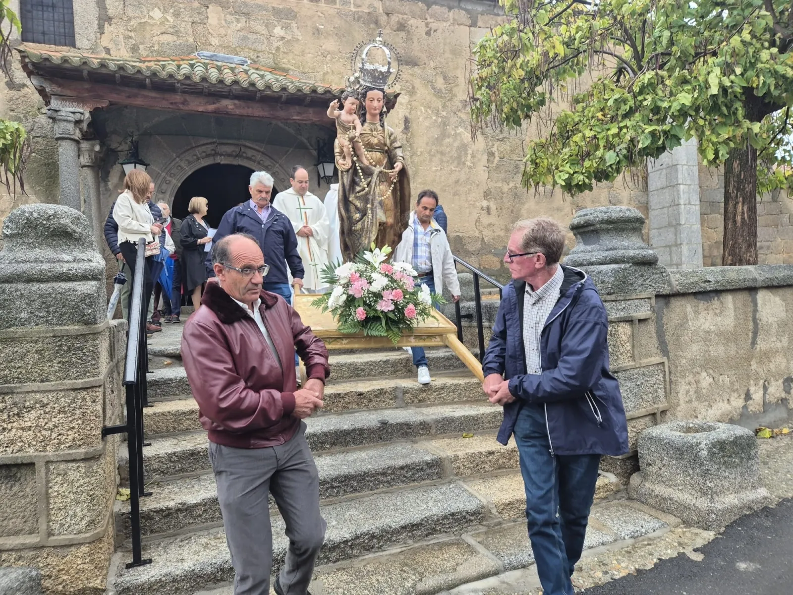 Foto 6 - La lluvia no puede con la devoci&oacute;n a la Virgen del Rosario en Mancera de Abajo, haciendo masiva la despedida de sus fiestas chicas