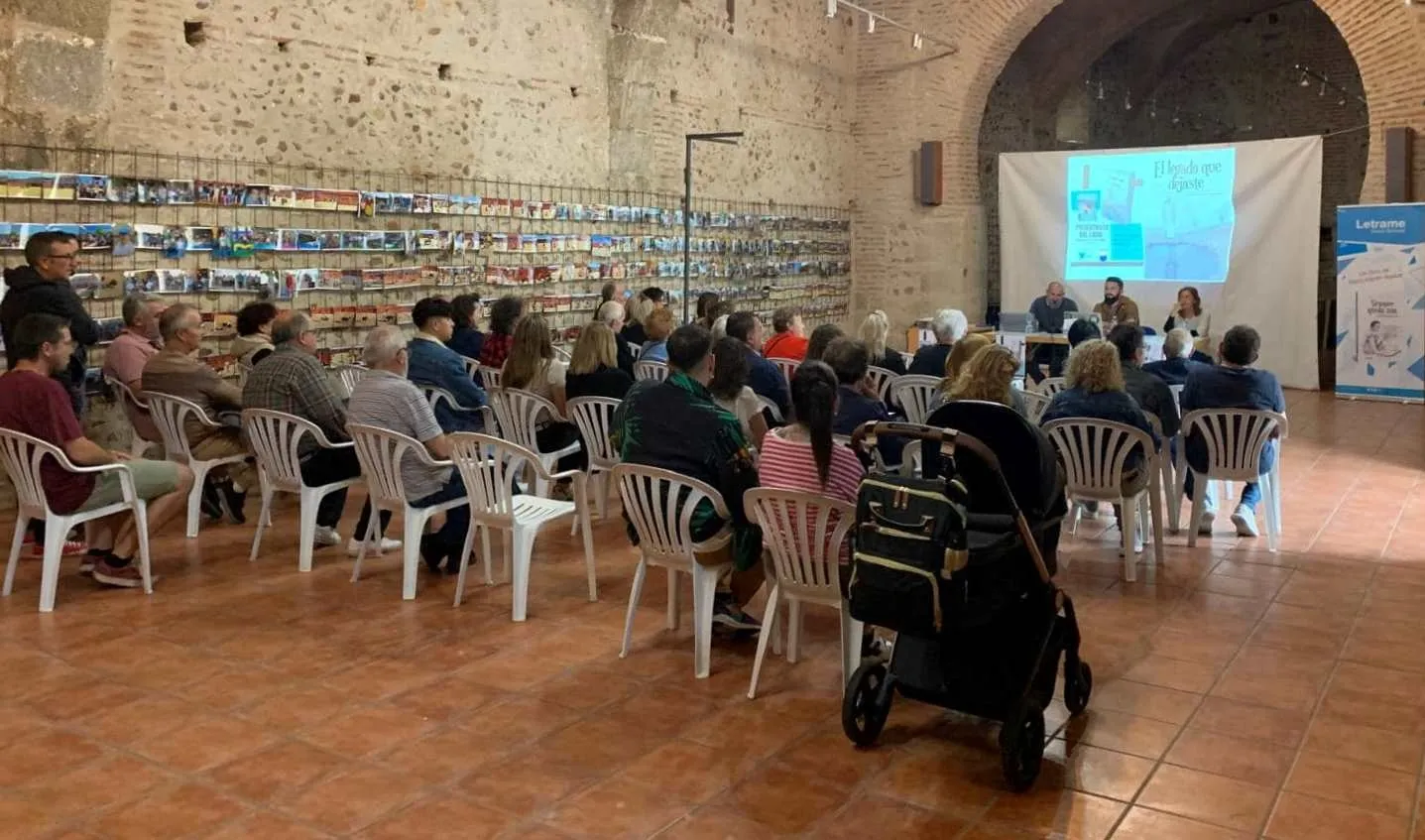 Foto 2 - Sancti-Sp&iacute;ritus arropa a Mario Mart&iacute;n Azabal en la presentaci&oacute;n de su nuevo libro