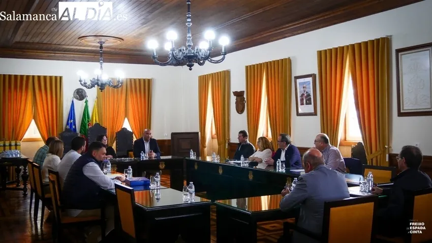 Momento de la firma del documento por los alcaldes y el presidente de la Cámara de Freixo