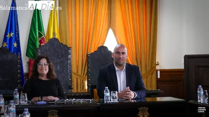 Nuno Ferreira, presidente de la Cámara de Freixo, junto a su secretaria