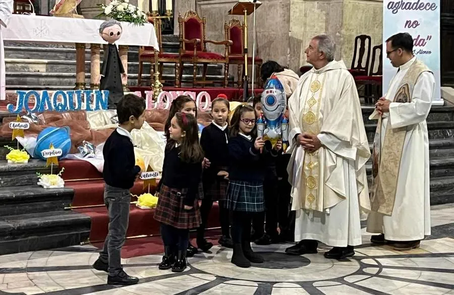 Foto 2 - La comunidad educativa de Misioneras-Santa Teresa asiste a una misa en memoria de Joaqu&iacute;n Alonso