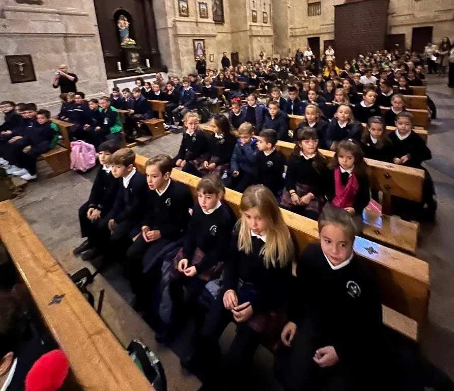 Foto 4 - La comunidad educativa de Misioneras-Santa Teresa asiste a una misa en memoria de Joaqu&iacute;n Alonso