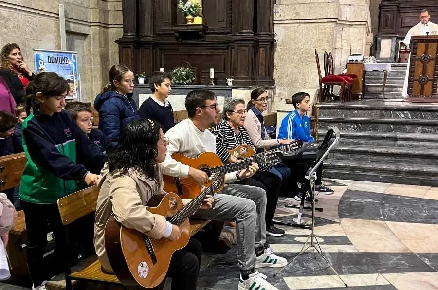 Foto 5 - La comunidad educativa de Misioneras-Santa Teresa asiste a una misa en memoria de Joaqu&iacute;n Alonso