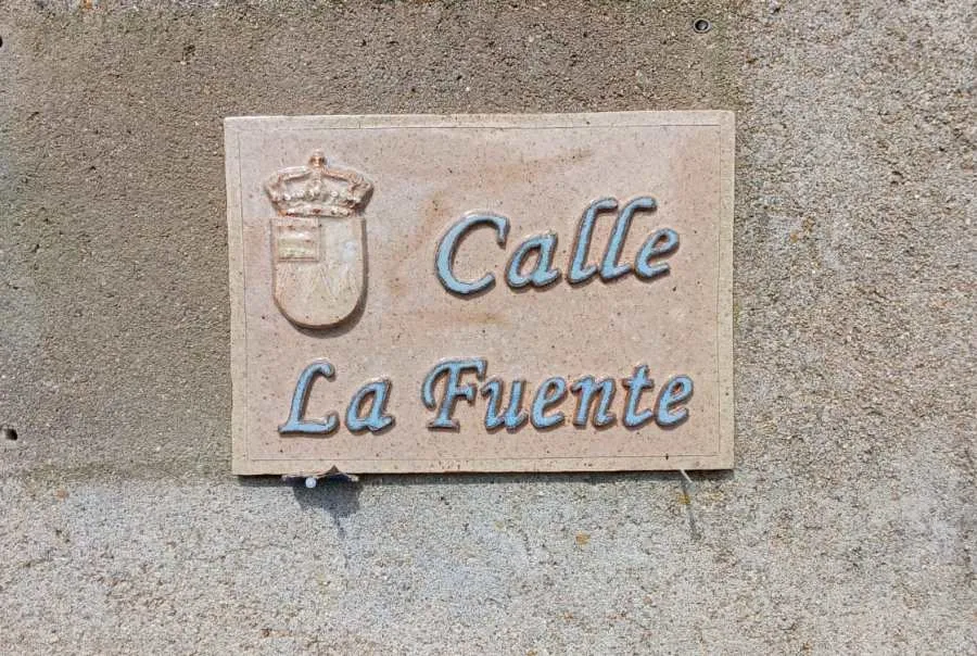 Foto 6 - Colocadas 124 nuevas placas identificativas de las calles de Fuenteguinaldo
