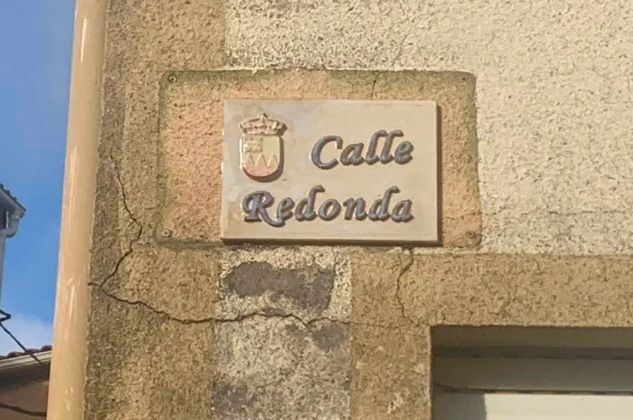 Foto 5 - Colocadas 124 nuevas placas identificativas de las calles de Fuenteguinaldo