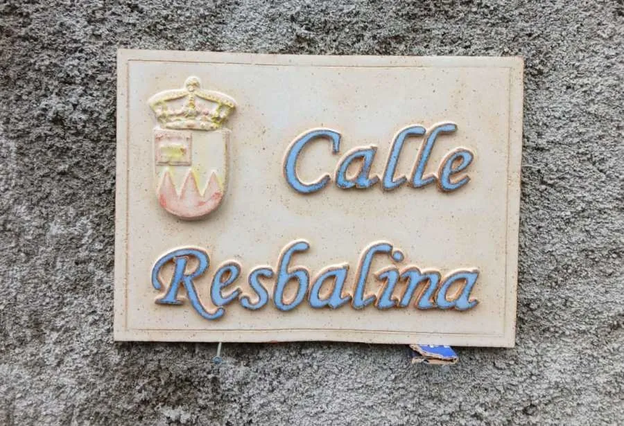 Foto 3 - Colocadas 124 nuevas placas identificativas de las calles de Fuenteguinaldo