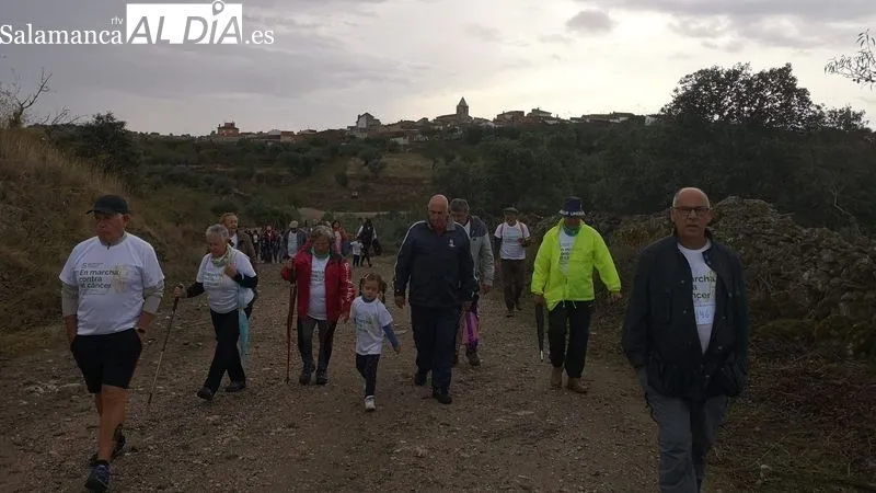 Foto 5 - La Fregeneda se pone 'en marcha contra el c&aacute;ncer' con una gran participaci&oacute;n vecinal