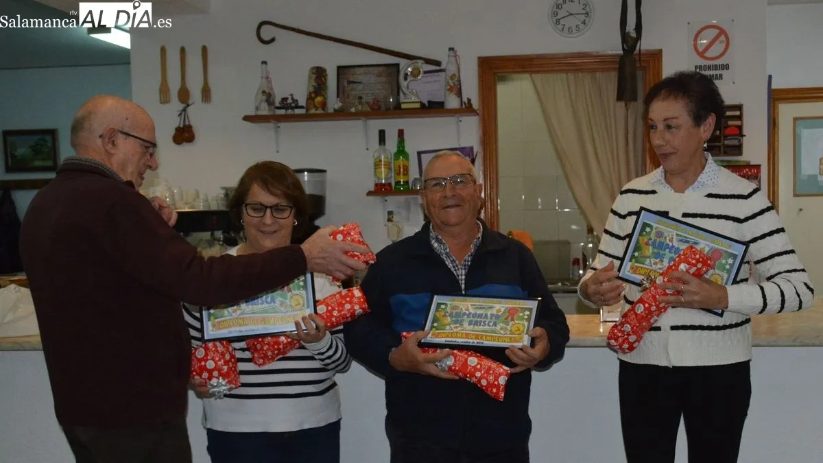 Foto 5 - Las mujeres triunfan en el XXI Campeonato de Brisca del hogar del jubilado de Lumbrales