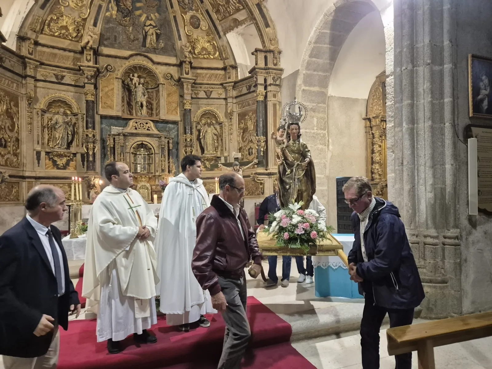Foto 3 - La lluvia no puede con la devoci&oacute;n a la Virgen del Rosario en Mancera de Abajo, haciendo masiva la despedida de sus fiestas chicas