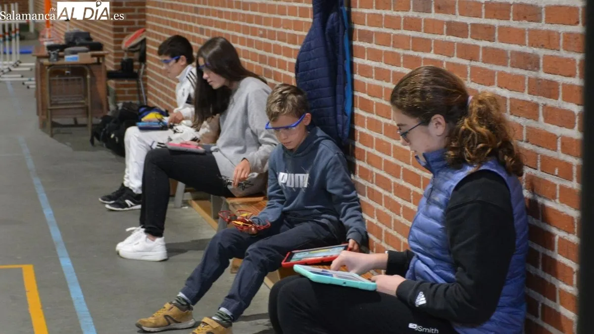 Los jóvenes aprendieron a conducir los drones conectados con tablets