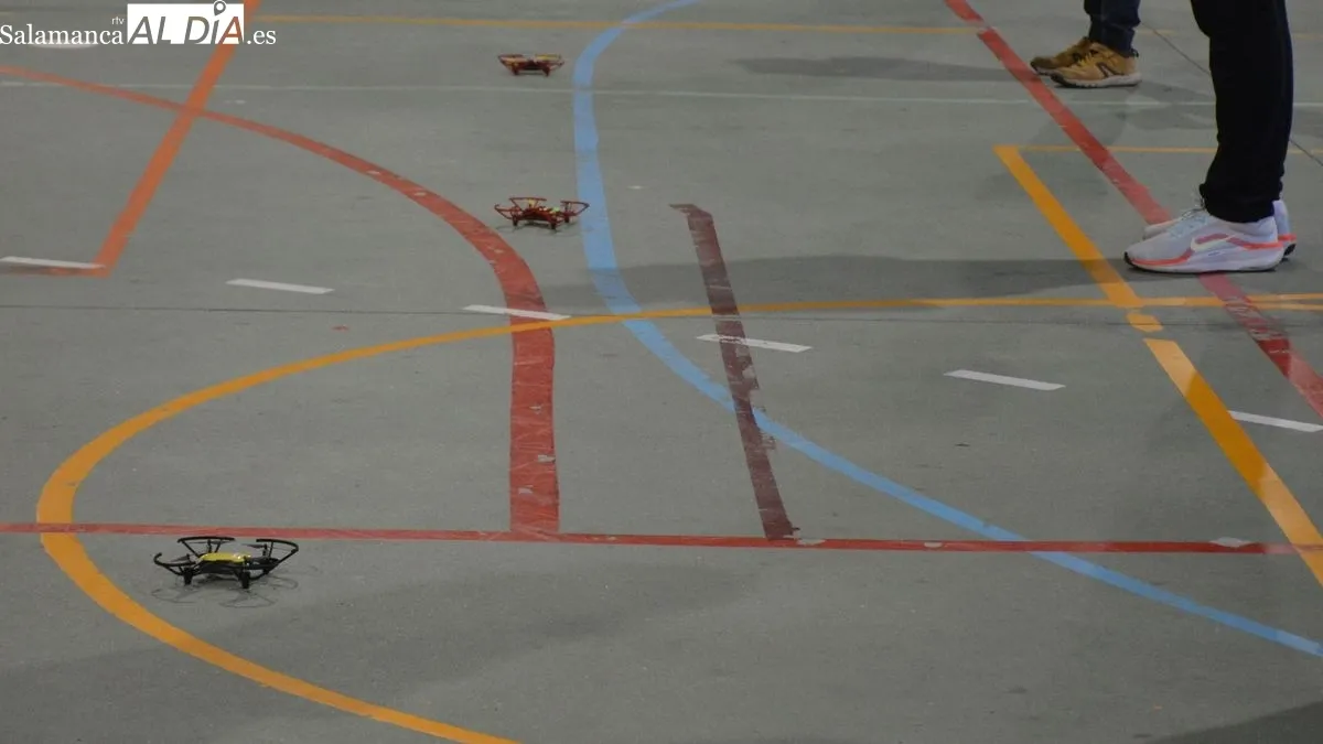 Los jóvenes aprendieron a conducir los drones conectados con tablets