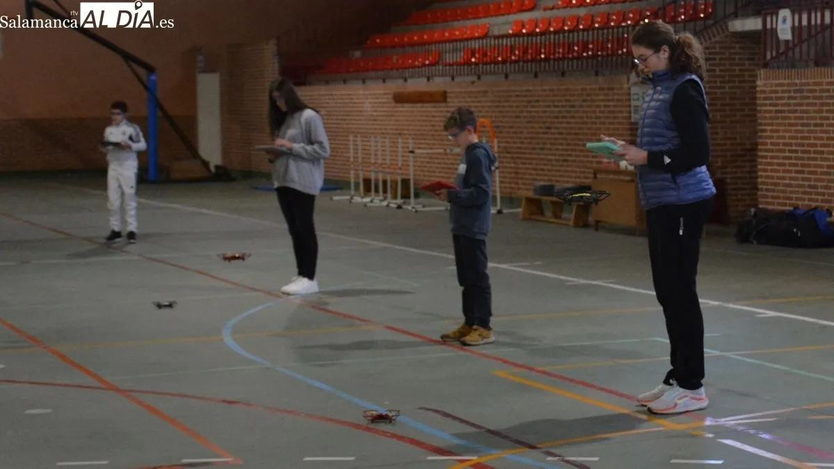 Los jóvenes aprendieron a conducir los drones conectados con tablets