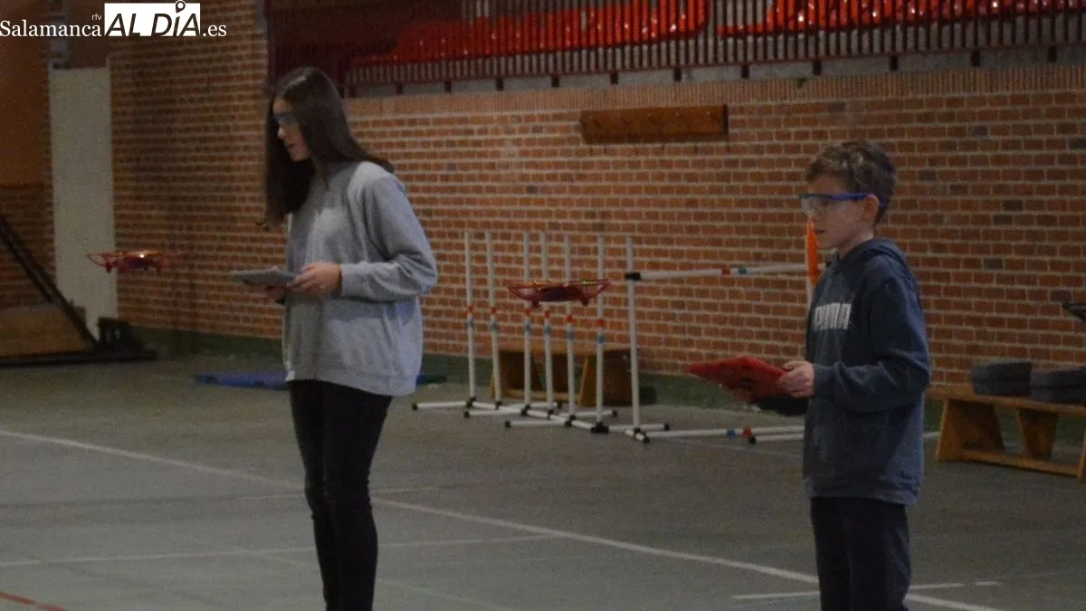 Los jóvenes aprendieron a conducir los drones conectados con tablets
