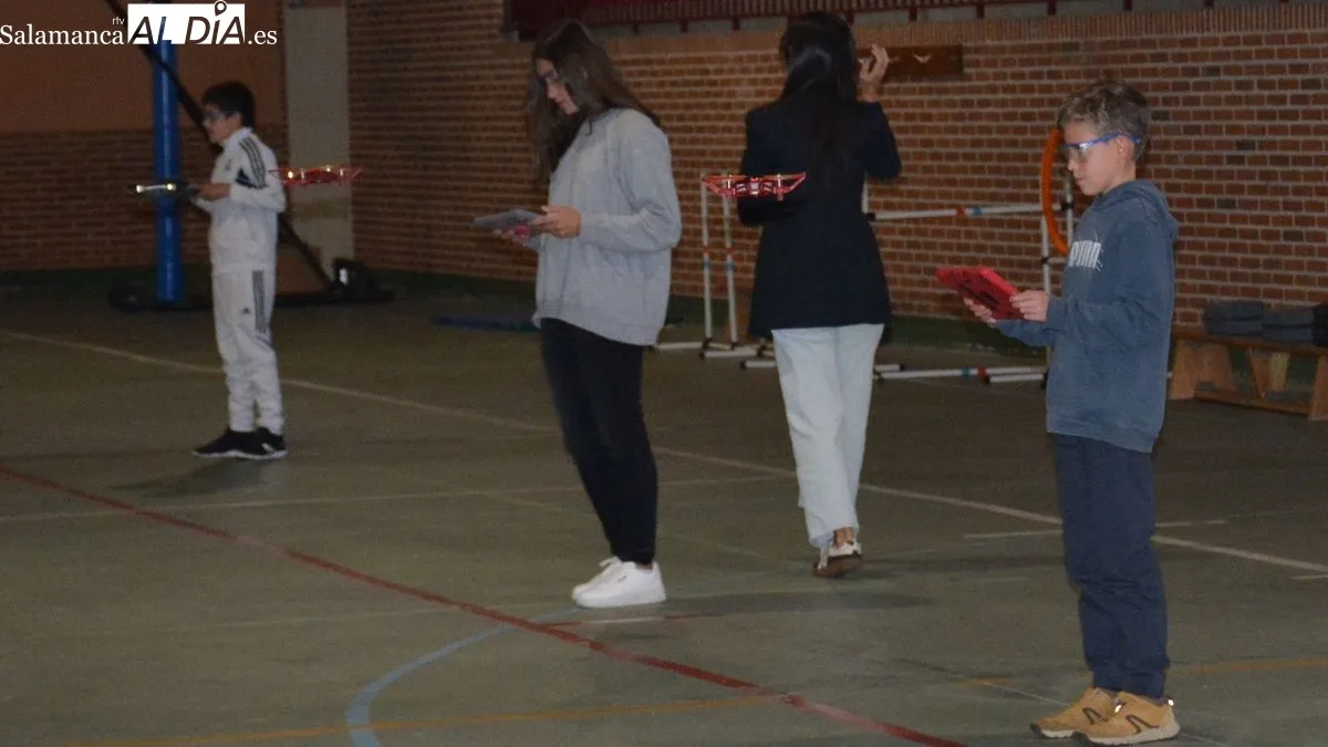 Los jóvenes aprendieron a conducir los drones conectados con tablets