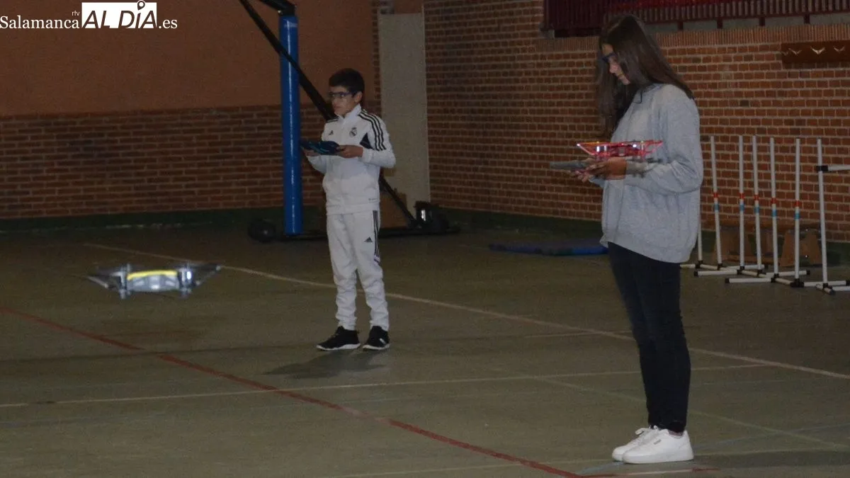 Los jóvenes aprendieron a conducir los drones conectados con tablets