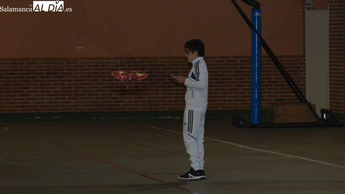 Los jóvenes aprendieron a conducir los drones conectados con tablets