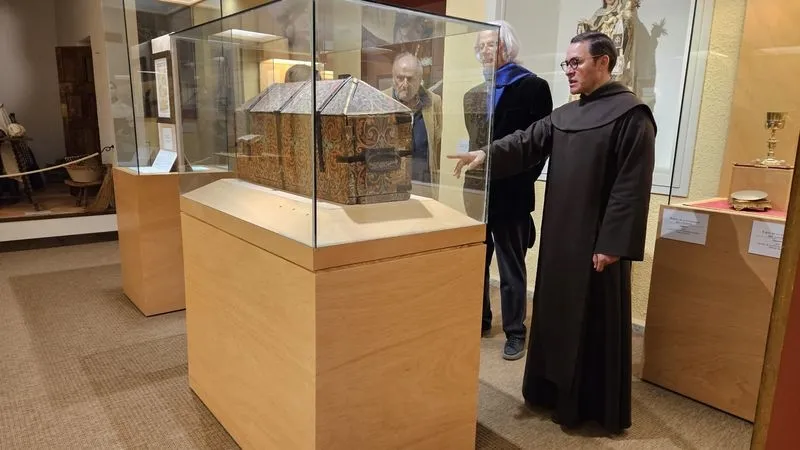 Foto 4 - El Conde de Siruela visita la exposici&oacute;n 'De Claris Mulieribus' en Alba de Tormes